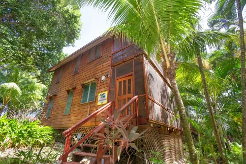 2B/1B Cabana AC and steps to the beach! With sparkling pool & Starlink Wifi