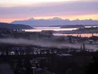 'Harbor View Grand'—Grand View, Home, Hot Tub, Sauna, and Concert Grand Piano. Hotel di Oak Harbor