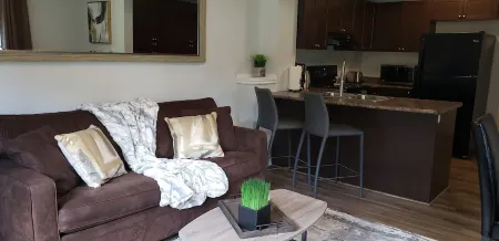 Cheerful 2 Bdrm house, free Netflix, free parking for 2 cars