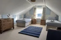 Pendragon House Overlooks Crooklets Beach in Bude with parking for 5 cars. Hotels near B&M Store with Garden Centre