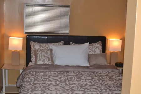 The Onyx Cottage. Very cozy and private Отели в г. Индианаполис