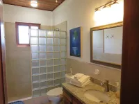Coconut Palm Unit: Upscale condo with Caribbean Sea views