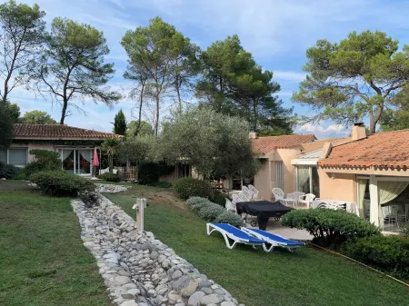 Large 600M2 property, tennis and 60sqm pool house with bar-kitchen on 10000 sqm