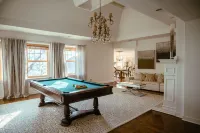 Sleeps 8, 7 Queen Beds, Centrally Located, Near Downtown KC & County Club Plaza