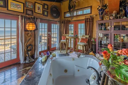 LaView 2-Story Waterfront Couples Suite -No kids, no drama & no stress allowed