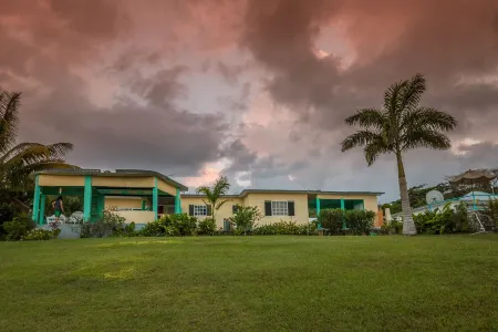 Free Airport pick-up. private villa with amazing ocean veiw, pool, and maid.