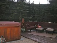Picture Perfect Luxury Red River Ski Chalet ON THE RIVER w/ HOT TUB