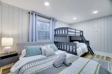 Indian Mountain Getaway-hot tub, lakes ,hiking ,fireplace , pool table Отели в г. Танкханнок Тауншип