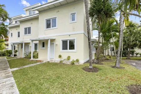 NEW Luxury, 4BDR, Paradise Island, Steps from Atlantis, Pool Отели в г. Остров Парадайз