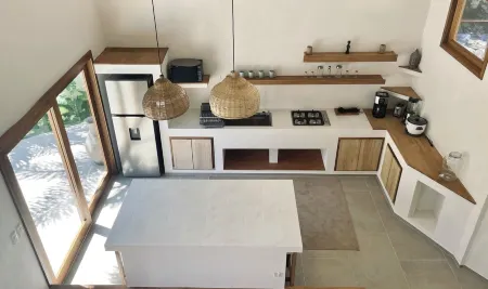 MAHALO Charming 2-bedroom Villa Palmera on the beach with Pool, AC and Starlink!