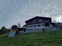 Chalet in Montreux mit Gartenhaus, Jacuzzi, Sauna und Einmaliger Aussicht! Hotels in Riviera-Pays-d'Enhaut District