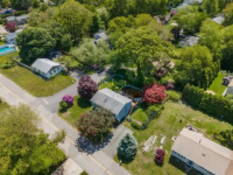 Gorgeous home with 5 Queen beds near Bonnet shores. Walk to beach/ narrow river Hotels in Narragansett