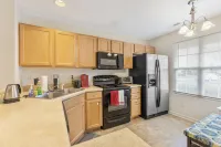 Spacious 2 bedrooms townhouse by the Greenway/ Pool access