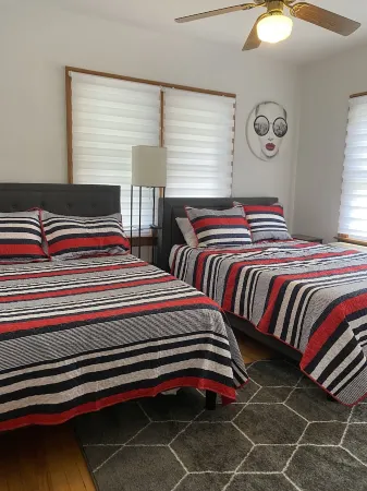 8Beds, 2Queen, 3Twin, 2Sofa sleepers. Min. to O’hare & Allstate. Free parking