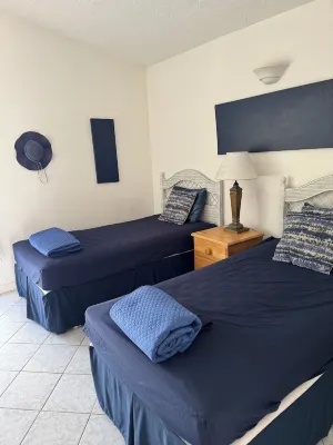 Waterfront Villa  5 min to beaches Hotel a 