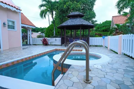 Iyanola Villa/ Tee Joys - 3-bedroom villa in beautiful Gros Islet with AC, WiFi