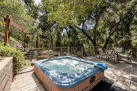 Oak Treehouse Retreat