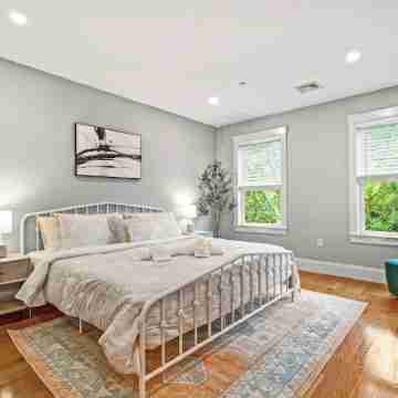 3-bedroom apartment in charming Boston/ Near Train Rooms