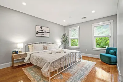 3-bedroom apartment in charming Boston/ Near Train Hotels near T-Mobile