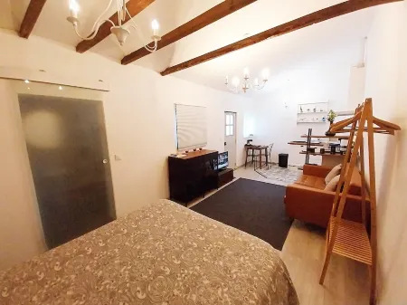 Charming Brick Wall Studio with patio in Belem Отели рядом с достопримечательностью «Ajuda Botanical Garden»