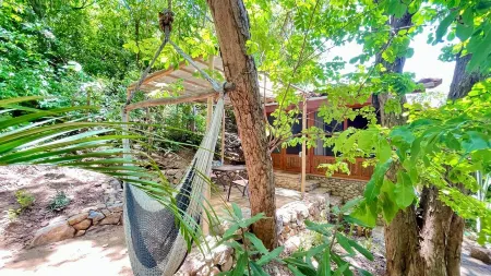 Casa Rosa: Starlink, AC & Superbly Located!