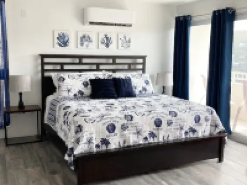 Updated 1Br/1BA - "Hillside Getaway" Hotels in Northside