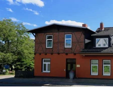 Large loft apartment, private entrance, e-charging station and free parking space Отели в г. Шверин