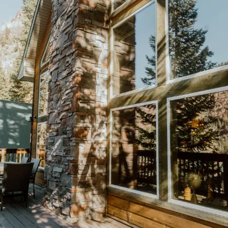 New! Modern mountain retreat. Bar, garage, luxurious backyard patio. Pristine!