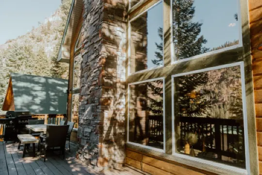 New! Modern mountain retreat. Bar, garage, luxurious backyard patio. Pristine!