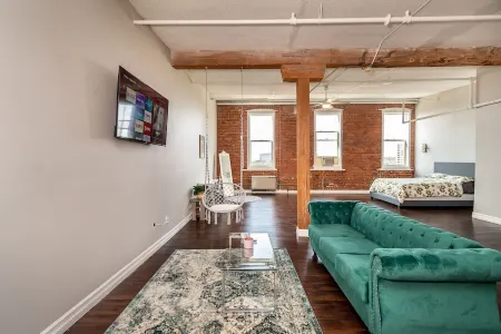 Downtown Detroit Modern Loft w/Free Parking 420 Отели рядом с достопримечательностью «Mexicantown»