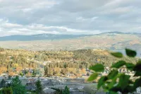 Newly Updated 3BR 3Bath Lakeview Vista, BBQ and New Appliances - King Bed Hotels in West Kelowna