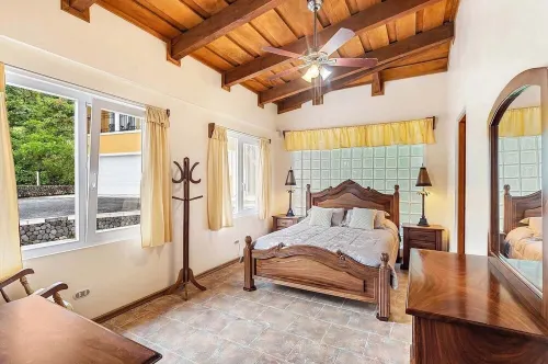 𝑳𝒖𝒙𝒆 » 5 Lakeview Villas » Sleeps 25 » AC »Pool »Hot Tub »Weddings »Retreats