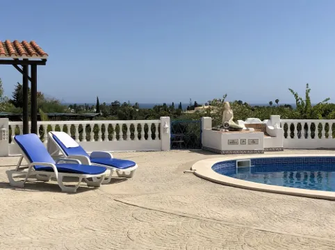 Traditional Portuguese house with lot of privacy and space.