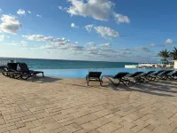 Ocean Pearl Bimini Bay Entire Condo Close to Pool with an optional golf cart