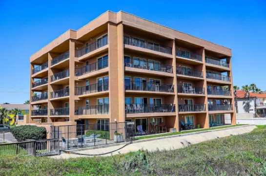 Seagull 101 Minium 3 Bedroom Condo by RedAwning