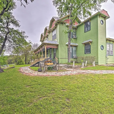 The Lilly House: Historic Glen Rose Home w/ Porch!