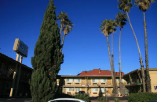Civic Center Lodge / Lake Merritt Bart