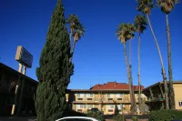 斯威克中心小屋/梅里特湖捷運飯店