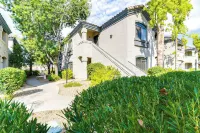 3 Mi to Tpc: Chic Condo w/ Pool Access & Grills - parking