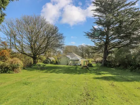 Boskednan Wartha Отели рядом с достопримечательностью «St Maddern Church»