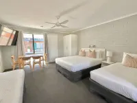 Pelican Motor Inn - balcony