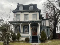 1 Br Private Victorian Apt in Convenient City Location on 5 Acre, Sleeps 4 Hotels in Crown Heights