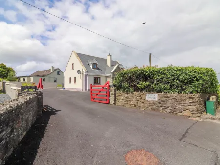 Levally House Отели рядом с достопримечательностью «Скалы Мохер»