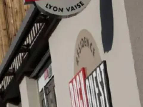 アドニスリヨンドックウエスト リヨンのホテル