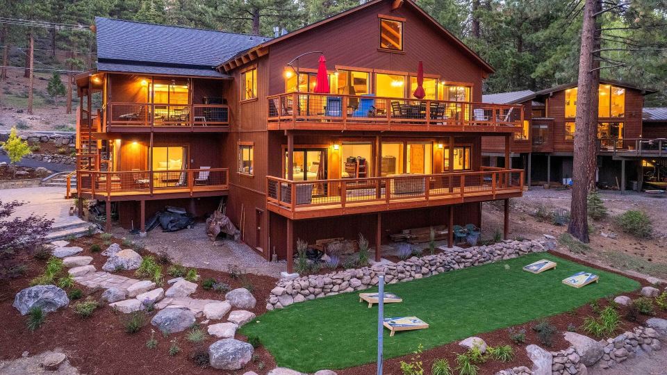 2 Blocks to Lake Tahoe! Group Gem w/ Hot Tub