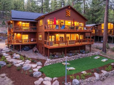 2 Blocks to Lake Tahoe! Group Gem w/ Hot Tub