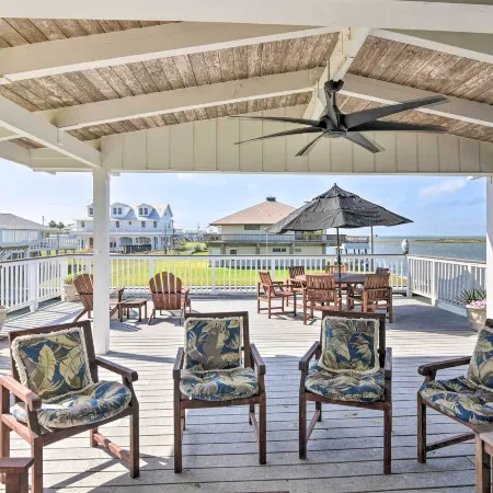 Waterfront Deck and Bay Access Galveston Getaway!