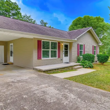Campton Cottage w/ Hot Tub, Near Hiking + Climbing