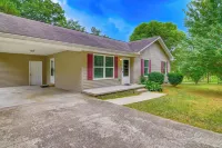 Campton Cottage w/ Hot Tub, Near Hiking + Climbing -  Privatzimmer