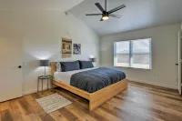 Updated Mesa Home w/ Spacious Backyard & Fire Pit! - 3-Sterne